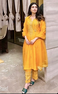 Nimrat Khaira feet photo thumbnail