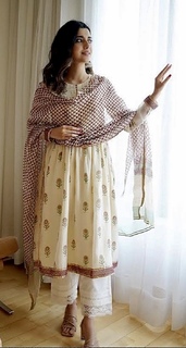 Nimrat Khaira feet photo thumbnail