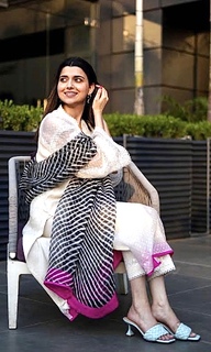 Nimrat Khaira feet photo thumbnail