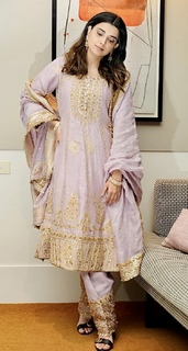 Nimrat Khaira feet photo thumbnail