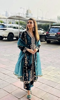 Nimrat Khaira feet photo thumbnail