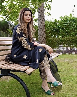 Nimrat Khaira feet photo thumbnail