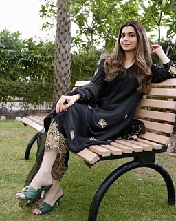 Nimrat Khaira feet photo thumbnail