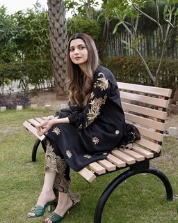 Nimrat Khaira feet photo thumbnail