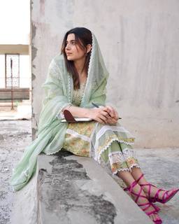 Nimrat Khaira feet photo thumbnail