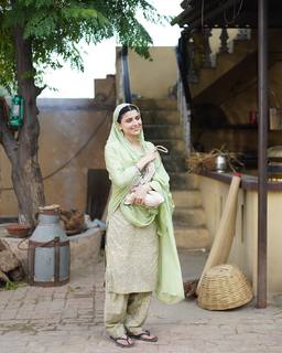 Nimrat Khaira feet photo thumbnail