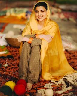 Nimrat Khaira feet photo thumbnail