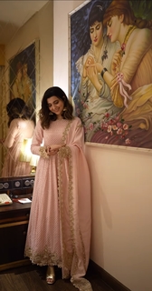 Nimrat Khaira feet photo thumbnail