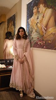 Nimrat Khaira feet photo thumbnail