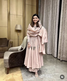 Nimrat Khaira feet photo thumbnail