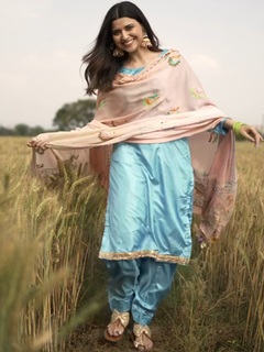 Nimrat Khaira feet photo thumbnail