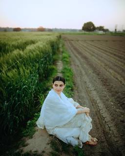 Nimrat Khaira feet photo thumbnail