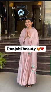 Nimrat Khaira feet photo thumbnail