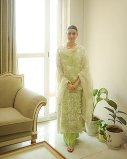 Nimrat Khaira feet photo thumbnail