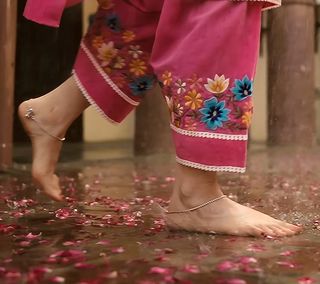 Nimrat Khaira feet photo thumbnail