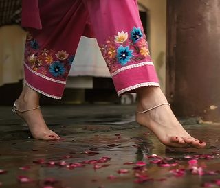 Nimrat Khaira feet photo thumbnail