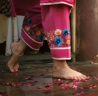 Nimrat Khaira feet photo thumbnail