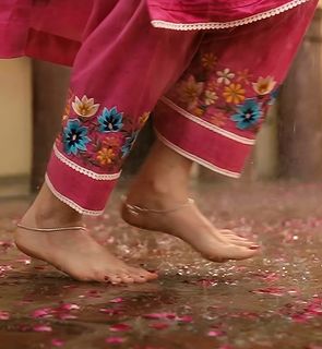 Nimrat Khaira feet photo thumbnail