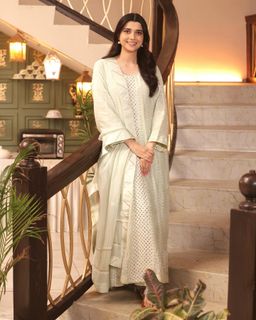 Nimrat Khaira feet photo thumbnail