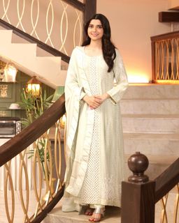 Nimrat Khaira feet photo thumbnail