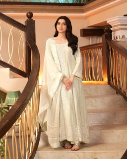 Nimrat Khaira feet photo thumbnail