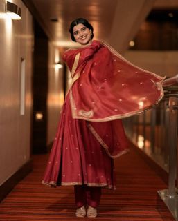 Nimrat Khaira feet photo thumbnail