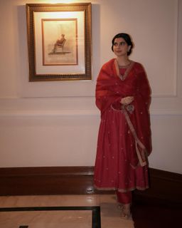 Nimrat Khaira feet photo thumbnail