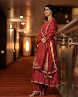 Nimrat Khaira feet photo thumbnail