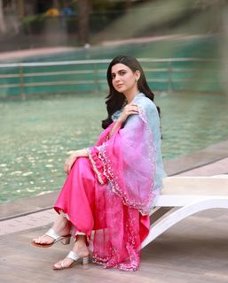 Nimrat Khaira feet photo thumbnail