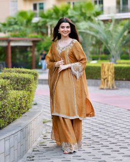 Nimrat Khaira feet photo thumbnail