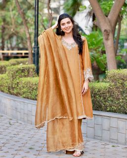 Nimrat Khaira feet photo thumbnail