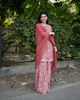 Nimrat Khaira feet photo thumbnail