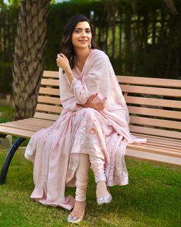 Nimrat Khaira feet photo thumbnail