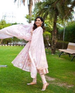 Nimrat Khaira feet photo thumbnail