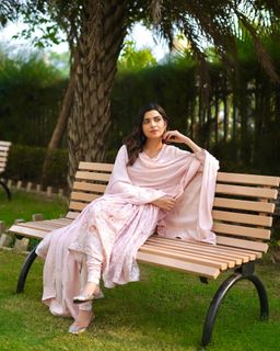 Nimrat Khaira feet photo thumbnail