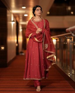 Nimrat Khaira feet photo thumbnail