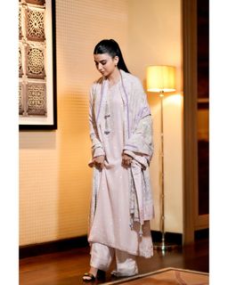 Nimrat Khaira feet photo thumbnail