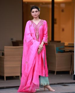 Nimrat Khaira feet photo thumbnail