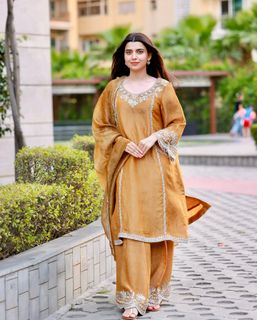 Nimrat Khaira feet photo thumbnail