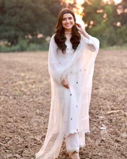 Nimrat Khaira feet photo thumbnail