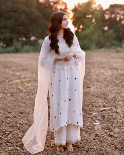 Nimrat Khaira feet photo thumbnail