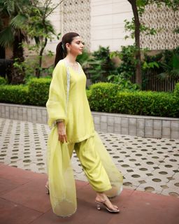 Nimrat Khaira feet photo thumbnail