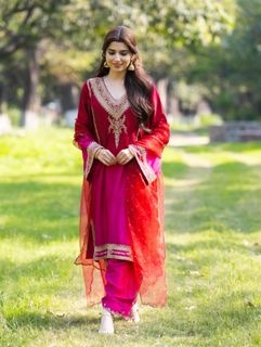 Nimrat Khaira feet photo 5