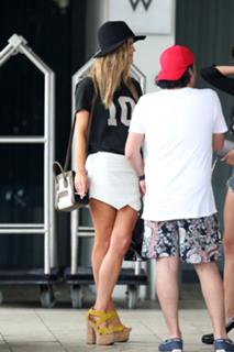 Nina Agdal feet photo thumbnail