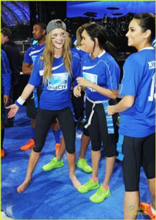 Nina Agdal feet photo thumbnail