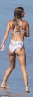 Nina Agdal feet photo thumbnail