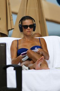 Nina Agdal feet photo thumbnail