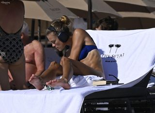 Nina Agdal feet photo thumbnail