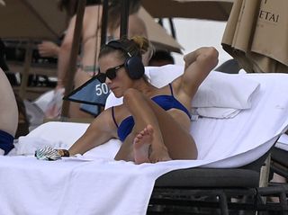 Nina Agdal feet photo thumbnail