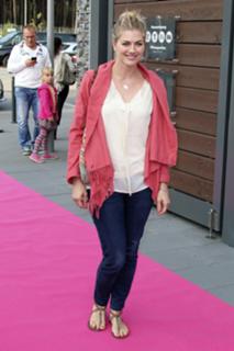 Nina Bott feet photo thumbnail